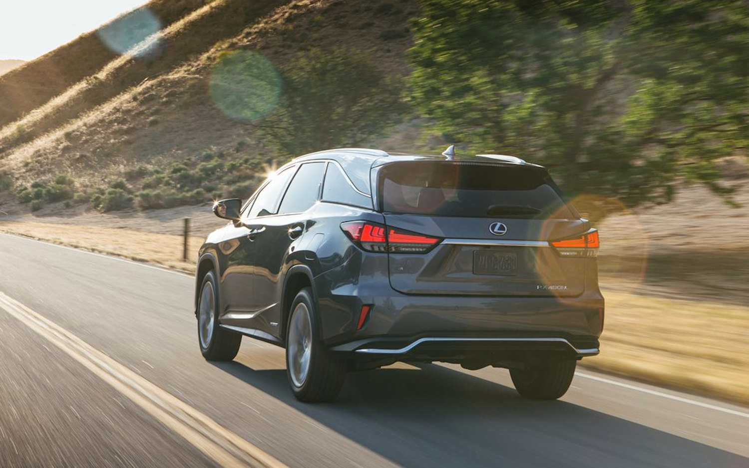 Comparison Cadillac XT6 Sport 2021 vs Lexus RX 450hL Luxury 2020